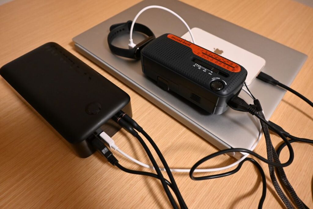 Anker 347 Power Bankで4つのデバイスを同時充電している写真